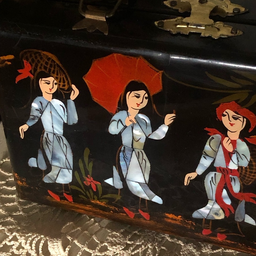 Vintage Black Lacquer Hand-Painted Box Purse with Inlaid MOP - Picture 13 of 16